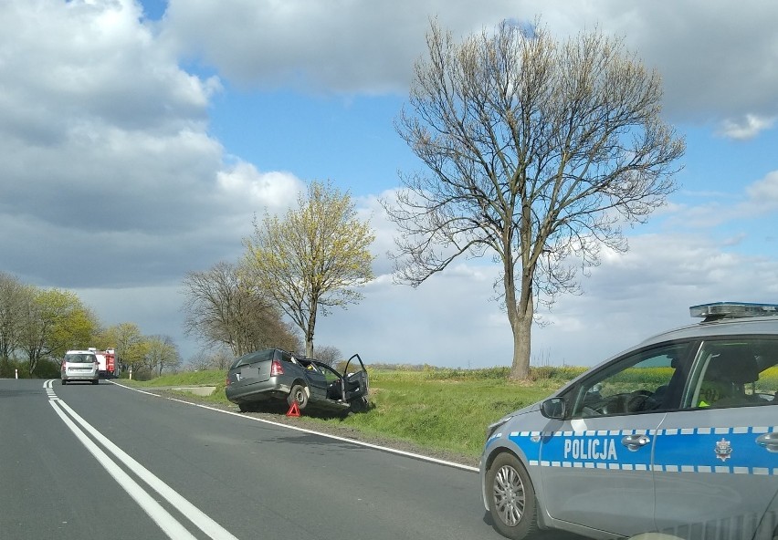 Uwaga. Groźnie wyglądający wypadek na drodze Wrocław - Świdnica. Auto wylądowało w rowie 
