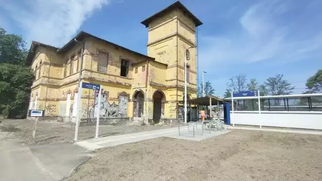 Budynek dworca kolejowego w Gołonogu czeka na remont

Zobacz kolejne zdjęcia/plansze. Przesuwaj zdjęcia w prawo naciśnij strzałkę lub przycisk NASTĘPNE