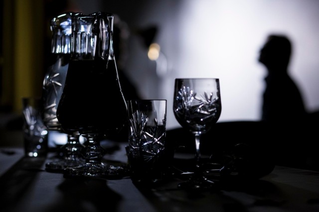W restauracji podającej posiłki w kompletnych ciemnościach nalanie wody do szklanki staje się rodzajem wyzwania.