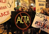 „Nie dla ACTA!”. Demonstrowali przed Pałacem Prezydenckim [zdjęcia]