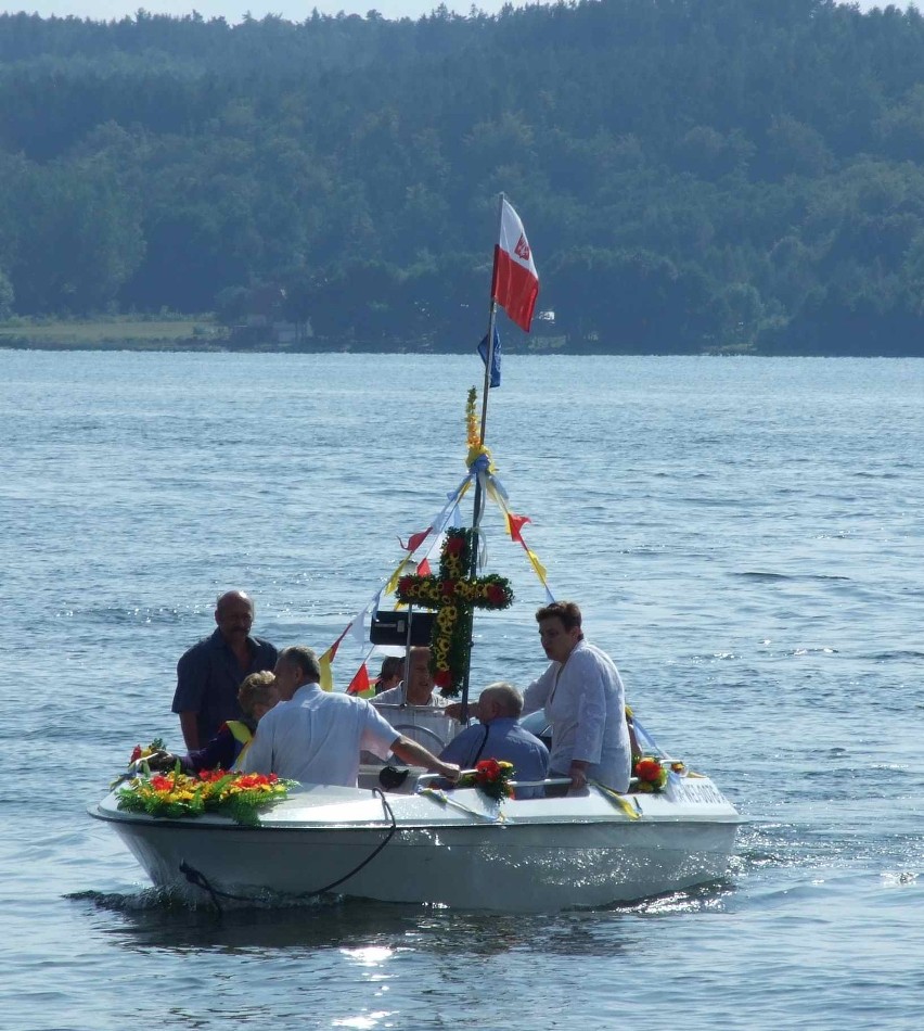 Jezioro Żarnowieckie. Pielgrzymi na łodziach popłynęli na odpust Św. Anny