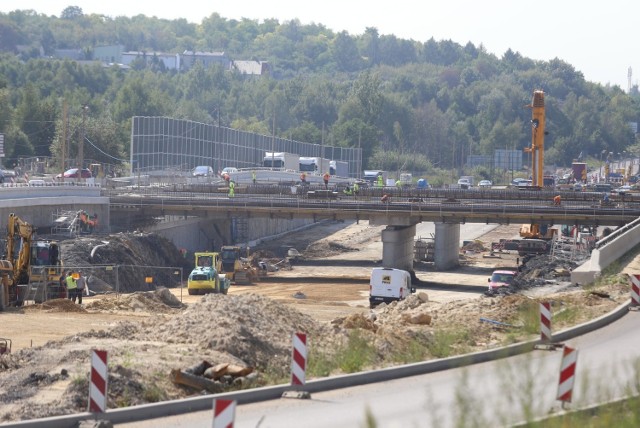 Pod nowym wiaduktem da się już przejechać. Na razie mogą to robić jedynie maszyny poruszające się po budowie. Kierowcy wjadą na jedna jezdnię DK 94 21 września.

Zobacz kolejne zdjęcia. Przesuwaj zdjęcia w prawo - naciśnij strzałkę lub przycisk NASTĘPNE