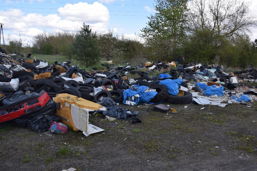 Nieczynne złomowisko w Lęborku po pożarze służy podrzucającym śmieci- alarmują mieszkańcy