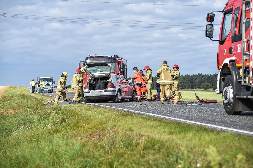 Wypadek na obwodnicy Święciechowy. Czołowe zderzenie golfa i corsy. Jeden z kierowców był zakleszczony we wraku  [ZDJĘCIA i FILM]