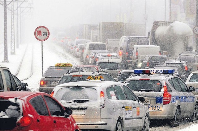 Na drogach wlotowych do Łodzi w środe ustawiono znaki zakazując na terenie Łodzi wyprzedzania przez samochody ciężarowe