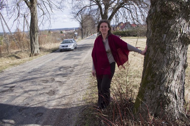 Katarzyna Wiśniewska na drodze, której remont został wstrzymany z powodu porostów