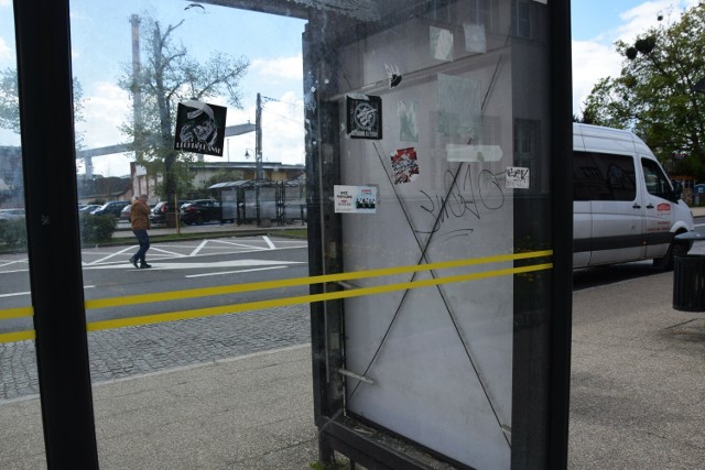 Wiata na przystanku autobusowym przy ul. Dworcowej została zniszczona. Zdaniem Czytelniczki, nie wygląda to dobrze w tak reprezentacyjnym miejscu.