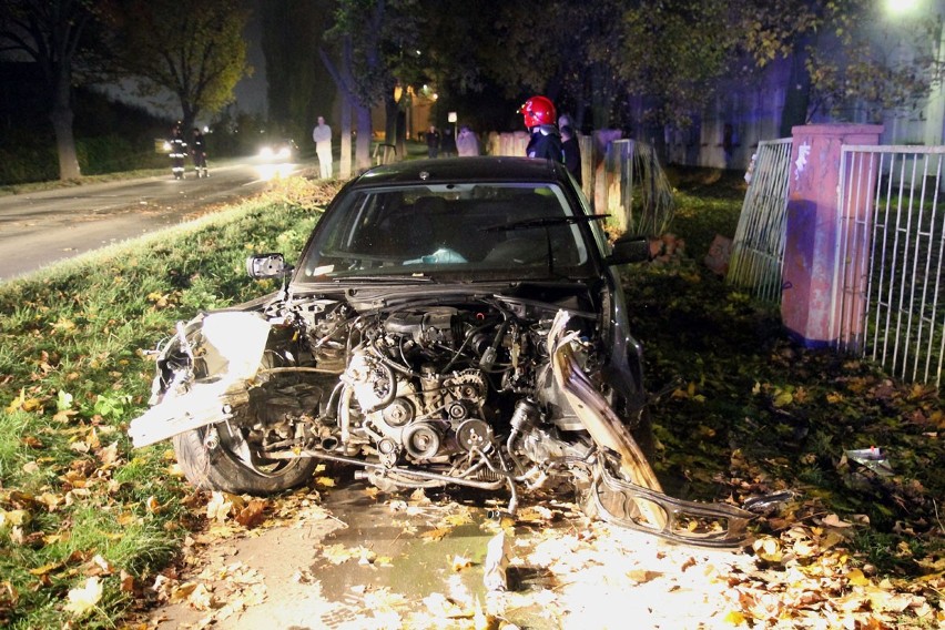 Wrocław: Na Kiełczowskiej BMW wjechało w ogrodzenie (ZDJĘCIA)