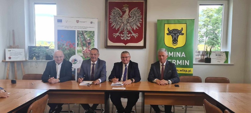 Od lewej: skarbnik gminy Czermin Jarosław Kowalski, wójt...