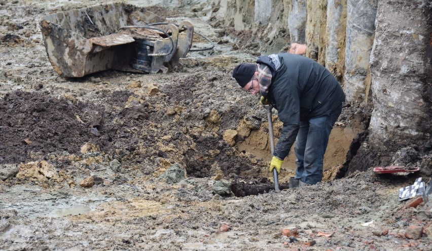 Archeolodzy natrafili na studnie z początków istnienia Krosna. Odkryli w nich dziesiątki przedmiotów [ZDJĘCIA] 