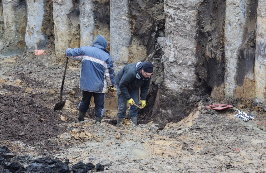 Archeolodzy natrafili na studnie z początków istnienia Krosna. Odkryli w nich dziesiątki przedmiotów [ZDJĘCIA] 