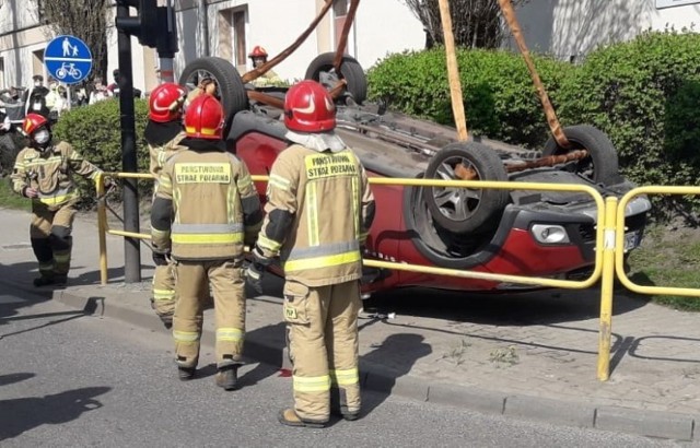 Przedziwny wypadek w Chorzowie. Dacia na dachu na...chodniku, a barierki nieuszkodzone. Zobaczcie