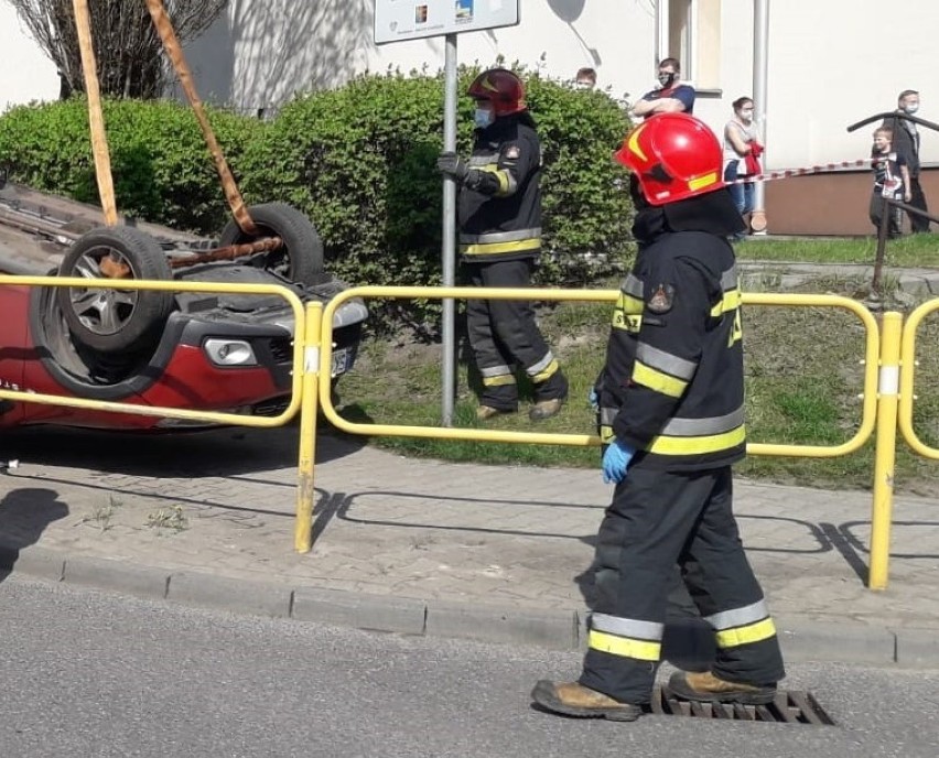 Przedziwny wypadek w Chorzowie. Dacia na dachu...