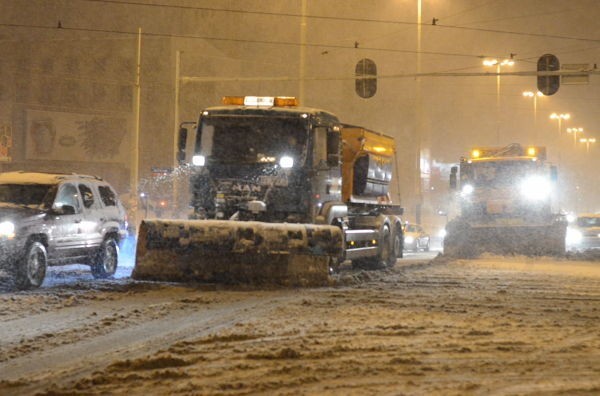Zima w Łodzi. Trudne warunki na drogach