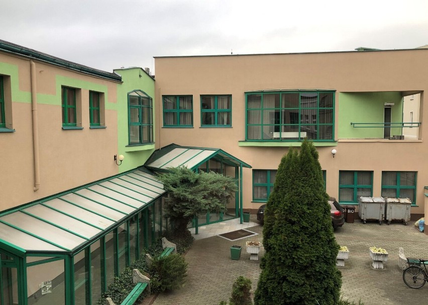 Wyprowadzka szkoły w Lesznie. SP 10 zmienia swoją siedzibę. Uczniowie będą uczyli się w budynku Wyższej Szkoły Humanistycznej w Lesznie 