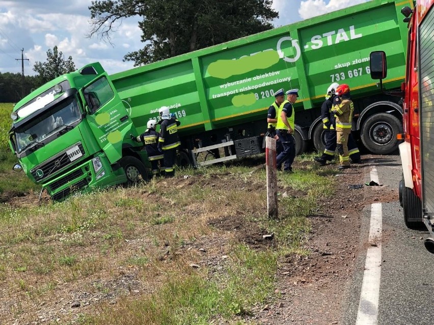 Do zderzeniu samochodu ciężarowego z busem doszło 8.08 na DK...