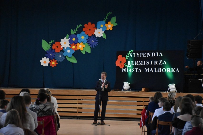 Kolejne stypendia burmistrza Malborka wręczone. Nagrodę za wyniki w nauce odebrała druga grupa uczniów malborskich podstawówek