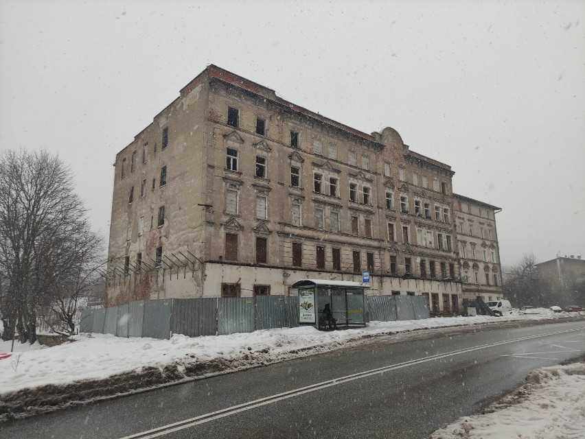 Pilne! Zaczęli wyburzać byłe kino Mieszko w Wałbrzychu! Ten kolos w tydzień zmieni budynek w gruz. Zdjęcia