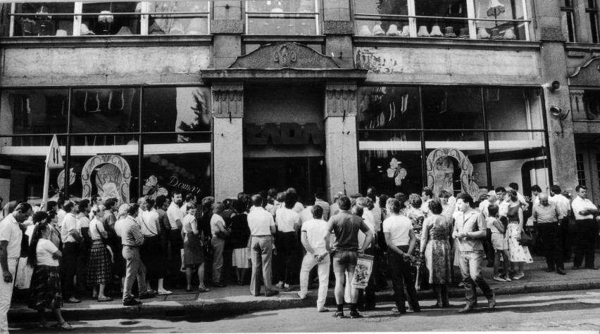 "Pan tu nie stał", czyli za czym stoi ta kolejka? Zobacz unikatowe zdjęcia z lat 80. i początku lat 90.