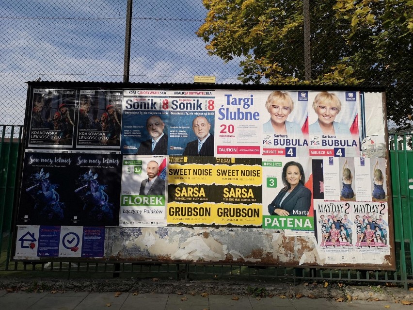Kraków. Po wyborach jak po huraganie. Kandydaci leżą na ulicach