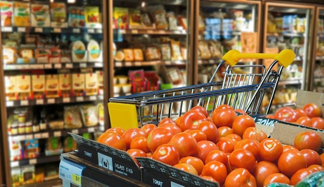 Kradzież w Pakości. Mężczyzna towar w postaci alkoholu, słodyczy i innych artykułów spożywczych wartości ponad 750 złotych powkładał do wózka sklepowego i wyjechał ze sklepu