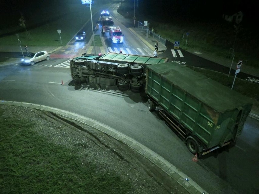 Ciężarówka przewróciła się na rondzie przy Obornickiej (ZDJĘCIA)