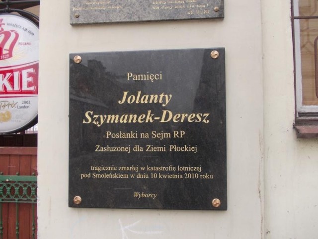 10.04.2013 - znicze i kwiaty pod tablicą Jolanty Szymanek-Deresz w Płocku