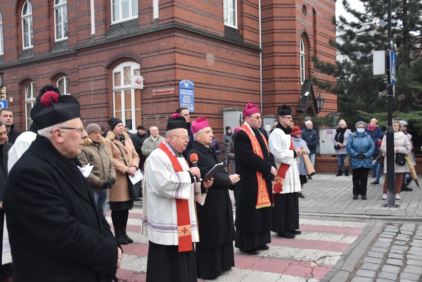 Droga krzyżowa przeszła przez centrum Gniezna. Pierwszy raz od dwóch lat [FOTO]