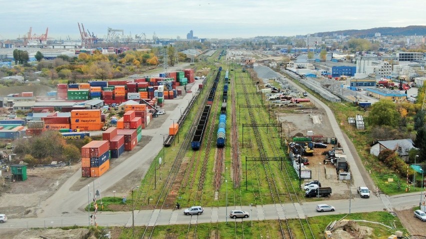 Ogromna inwestycja w Gdyni. Kosztuje ponad 1,5 miliarda złotych, powstają dwa wiadukty kolejowe i ponad 100 km torów