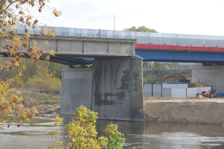 W Międzychodzie trwa rozbiórka starego mostu przez rzekę...