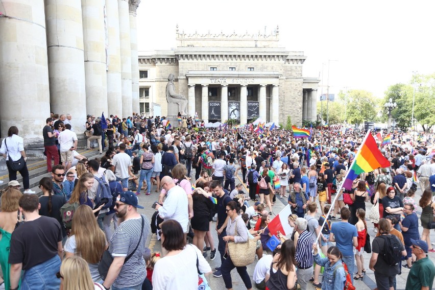 Warszawa przeciw przemocy, solidarni z Białymstokiem. Tłumy zebrały się na placu Defilad [ZDJĘCIA]