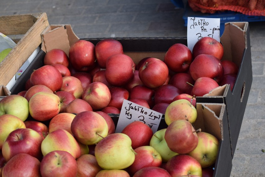 Ceny na targowisku w Kościerzynie. Po ile jabłka, gruszki, marchew, pietruszka, wędliny [ZDJĘCIA]