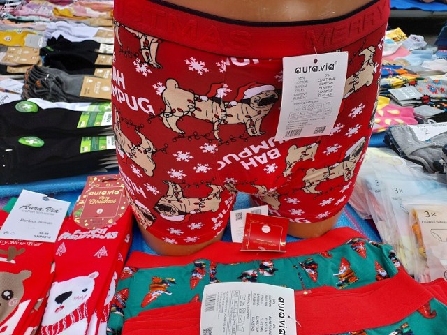 Na targu w Opatowie już zauważyć można bożonarodzeniowe akcenty. W sprzedaży pojawiły się skarpety i majtki z motywami świątecznymi! Cena tego asortymentu od 6 do 12 złotych. 

Zobacz zdjęcia >>>