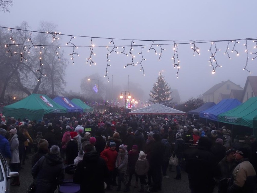 Spotkanie świąteczne w Budzyniu. Rynek się zapełnił.