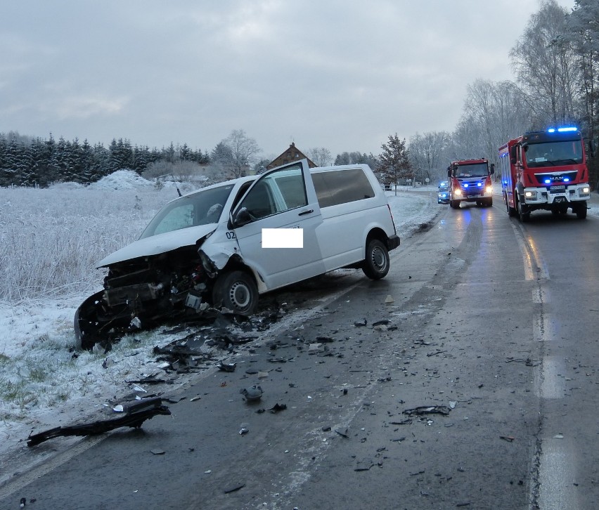 Nowy Tomyśl. Wypadek na trasie Jastrzębsko Stare - Sękowo. Dwa auta zderzyły się czołowo. MAMY ZDJĘCIA!