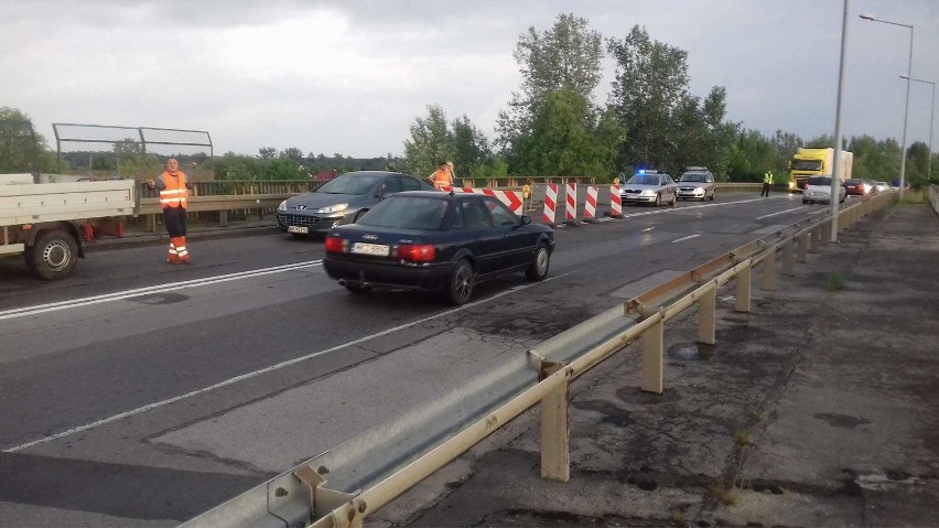 Zapadła się jezdnia wiaduktu w alei Wojska Polskiego w Radomiu. Ruch wahadłowy