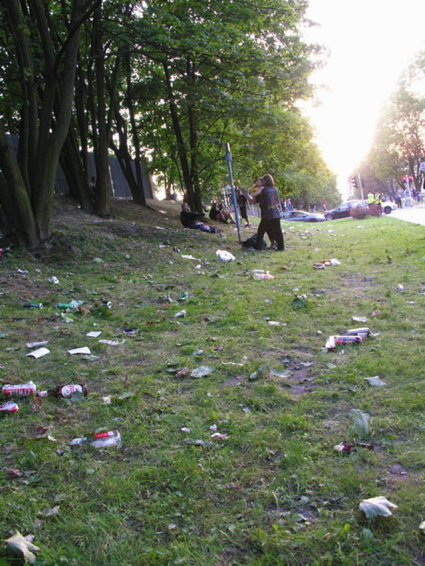 Śmieci w okolicach stadionu