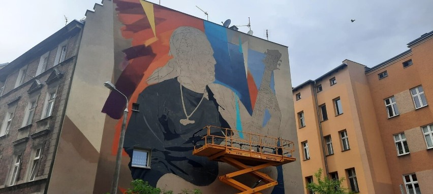 Tak powstaje w Opolu mural Andrzeja Nowaka.