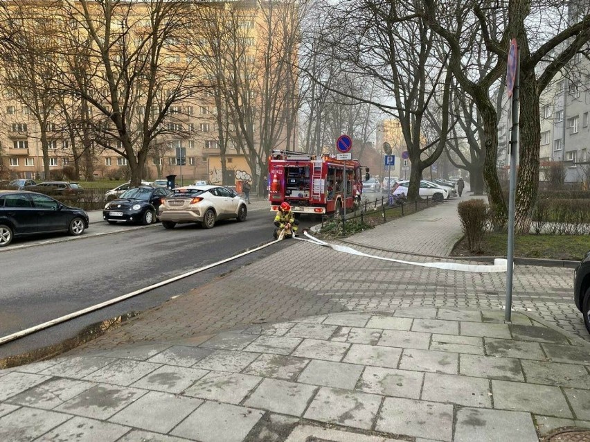 Tragiczny pożar ukryty mieszkania w Krakowie. Jedna osoba nie żyje, nie przeżył też pies