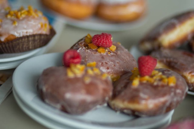 Przepis na pączki bezglutenowe - mała porcja

Składniki:

180 g mąki ziemniaczanej
150 g margaryny
1 szklanka wody
4 jaja
1 łyżka cukru
szczypta soli

Pączki bezglutenowe wykonanie:
Podgrzewamy wodę i rozpuszczamy w niej margarynę. Cały czas mieszając dodajemy cukier,  sól oraz mąkę ziemniaczaną (stopniowo, nie sypiemy wszystkiego na raz!). Mieszamy na jednolitą masę, dodajemy jajka i mieszamy mikserem. Z ciasta formujemy kuleczki i wrzucamy je na rozgrzany olej lub smalec. 
Pączki po wierzchu polewamy cukrem pudrem lub lukrem.