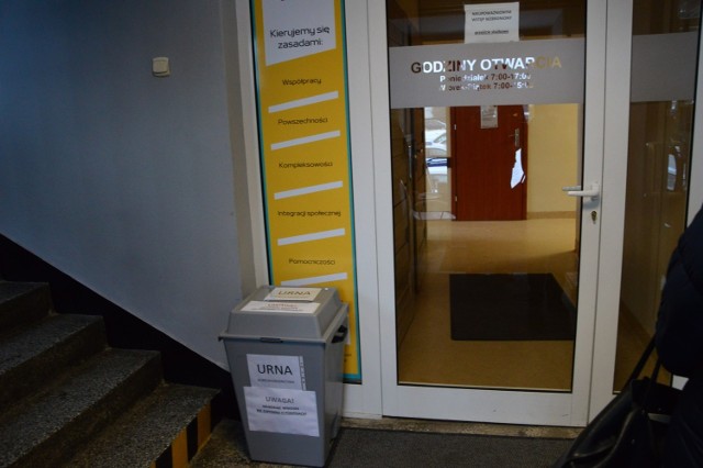 Urna, do której można wrzucać wnioski znajduje się w siedzibie CUS przy ul. Słowackiego 82 w Myślenicach