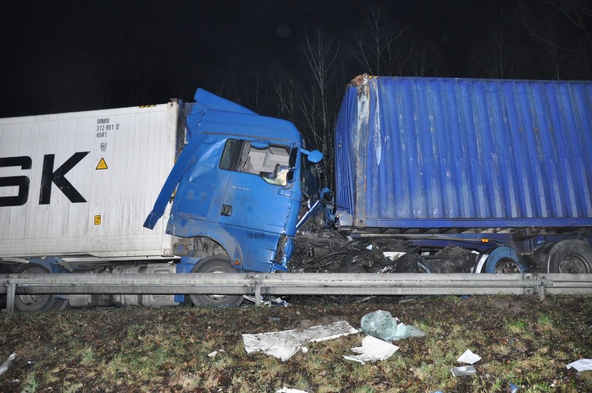 Wypadek w Napierkach. Zderzyły się trzy ciężarówki