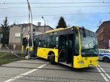 Kolejowe utrudnienia w Katowicach! Autobus utknął na przejeździe kolejowym. Akcja ratunkowa strażaków