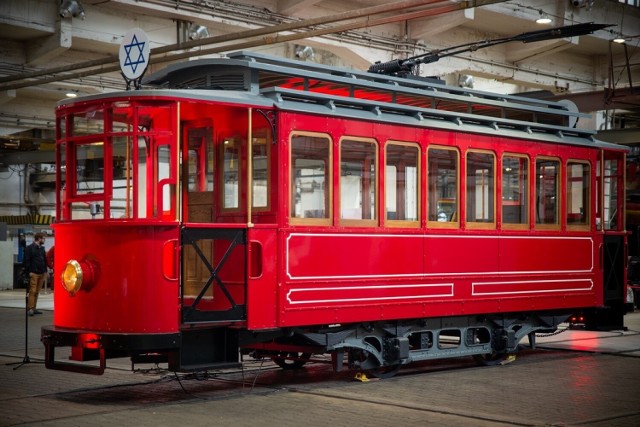 Tramwaje Warszawskie zrekonstruowały i zaprezentowały wagon, który dawniej jeździł w getcie w czasie II wojny światowej.