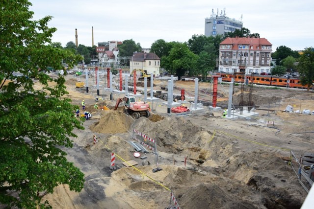 

Okolice dworca PKP w Zielonej Górze to jeden wielki plac budowy. Trwają tam prace przy budowie centrum przesiadkowego. Jeszcze nie tak dawno teren wyglądał jak po wybuchu bomby. Obecnie już coraz bardziej widoczne są poszczególne elementy nowo powstającej inwestycji. Zobaczcie, jak wygląda budowa centrum przesiadkowego w Zielonej Górze. Inwestycja kosztować ma 20 mln zł.  Jej wykonawca jest firma Skanska. 

Jednocześnie firma Budimex prowadzi kapitalny remont ul. Dworcowej. Powstanie tam nie tylko nowa nawierzchnia, ale również nowa kanalizacja deszczowa, która ma szybciej odprowadzać wodę po ulewach, która często zalewała tunel pod torami.