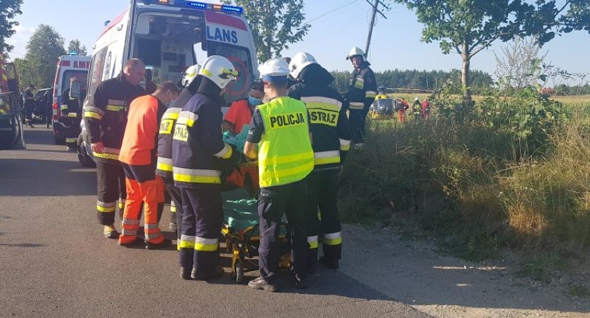 Policjanci zatrzymali prawo jazdy sprawcy wypadku z busem przewożącym kajakarzy w gminie Czersk 
