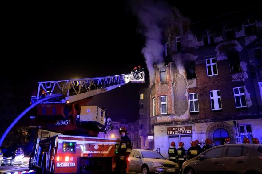 Tragiczny, nocny pożar we Wrocławiu. Ewakuowano 20 osób,...