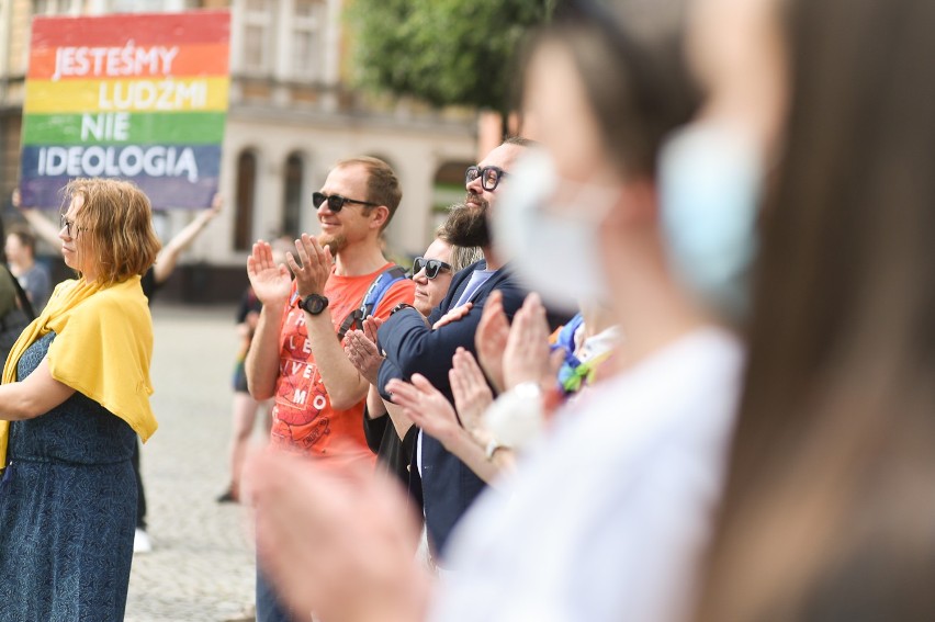 Leszno. Wiec poparcia dla  środowisk LGBTQ+. Wśród gości Beata Kawka [ZDJĘCIA]