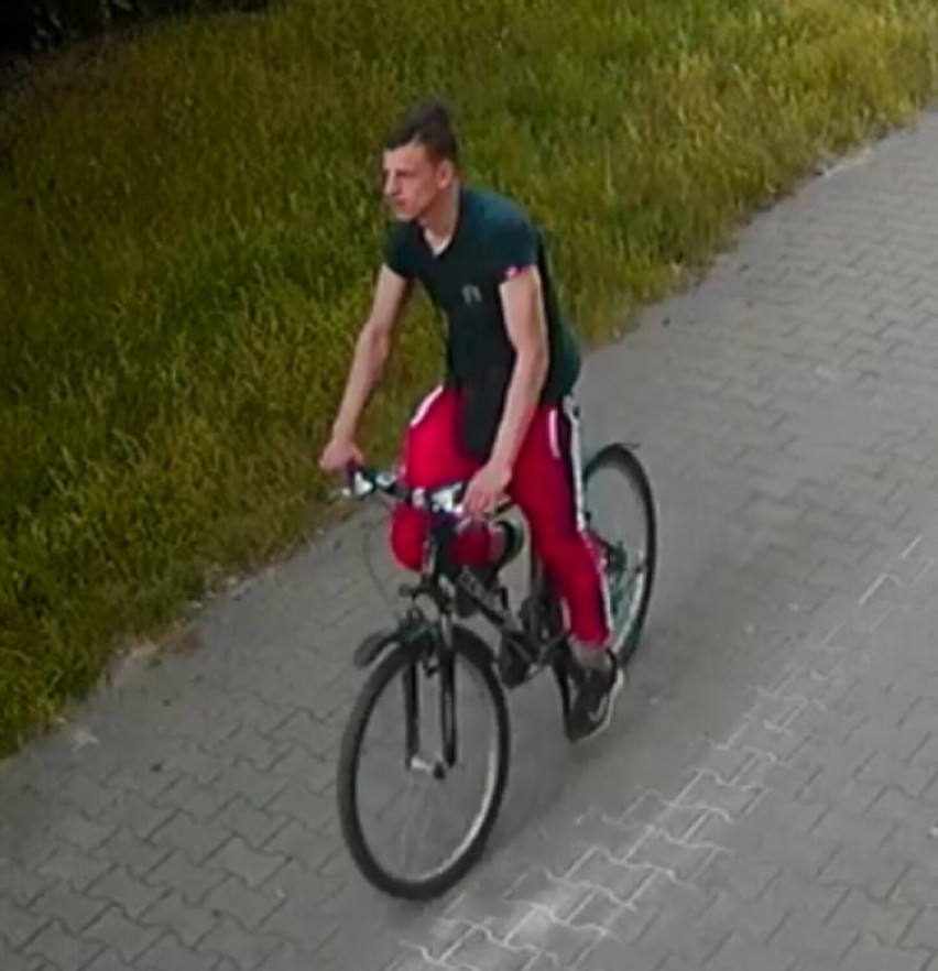 Policja w Warszawie szuka rowerzysty. "Potrącił pieszą i uciekł". Poszkodowana wymagała opieki lekarskiej przez ponad tydzień 