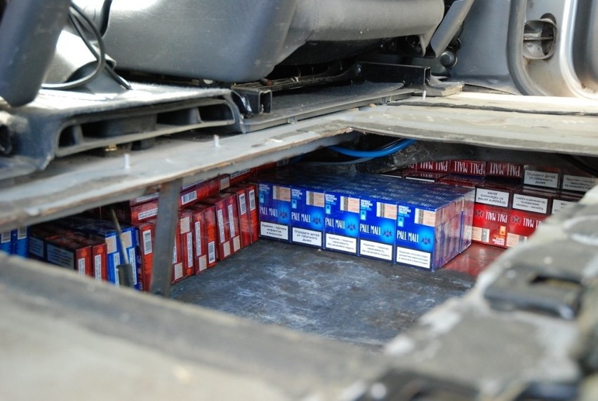 Biała Podlaska: Ukryli papierosy w podłodze samochodu